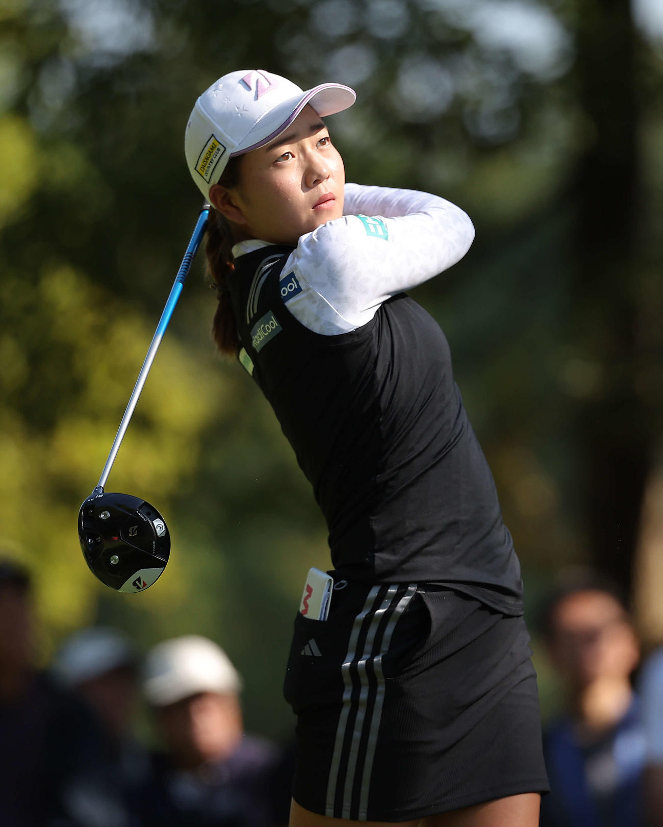 4番、ティーショットを放つ佐藤心結（撮影・河田真司）