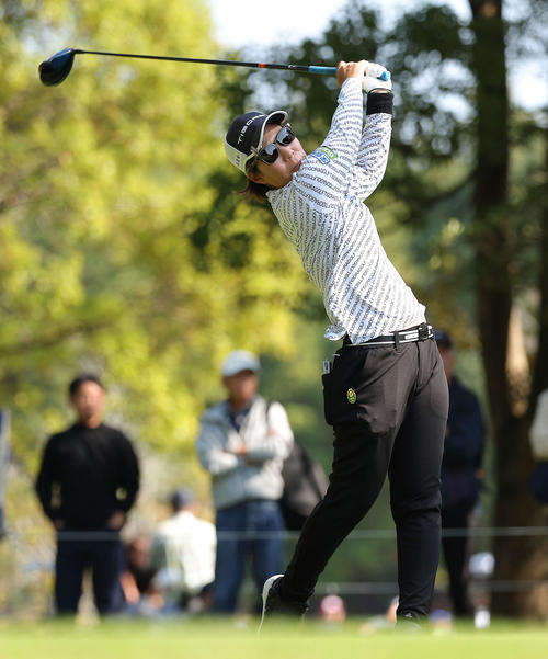 4番、ティーショットを放つ穴井詩（撮影・河田真司）