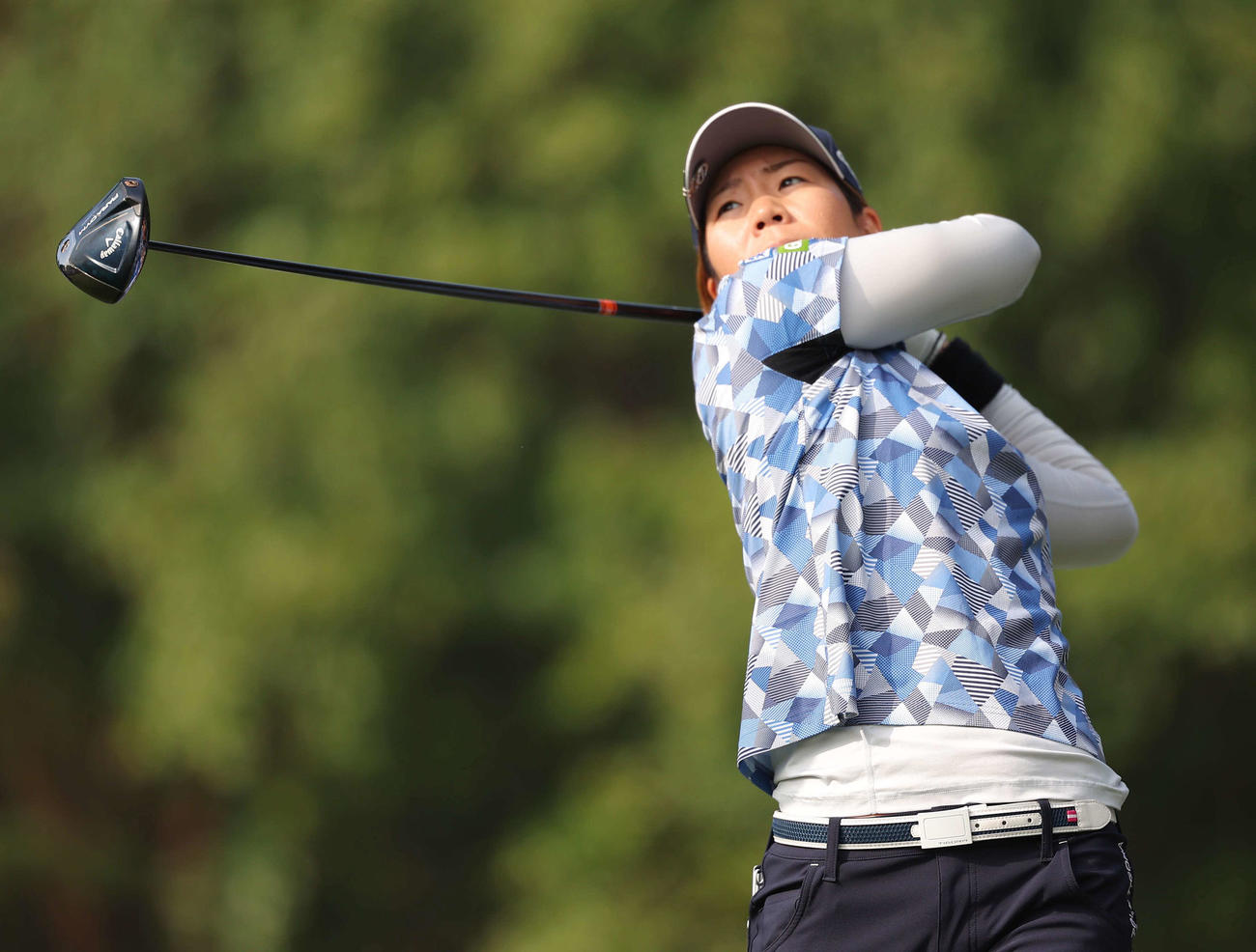 10番、ティーショットを放つ穴井詩（撮影・河田真司）
