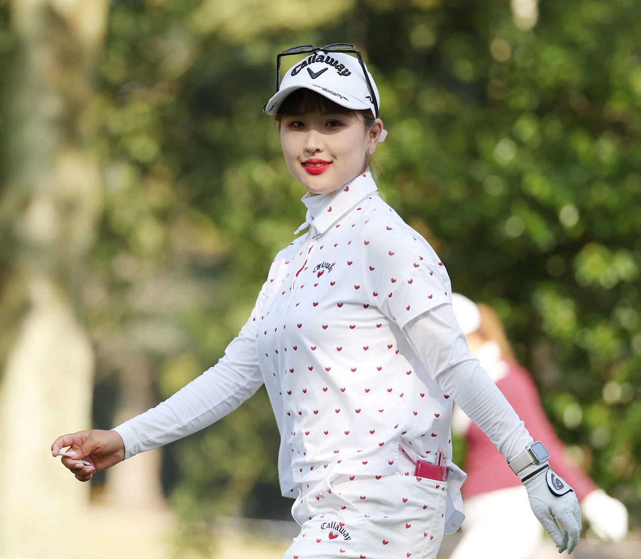 4番、笑顔で移動するリ・ハナ（撮影・河田真司）