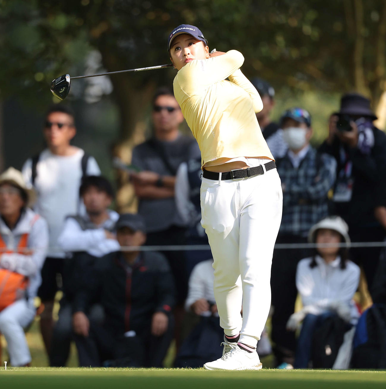 4番、ティーショットを放つ西郷真央（撮影・河田真司）