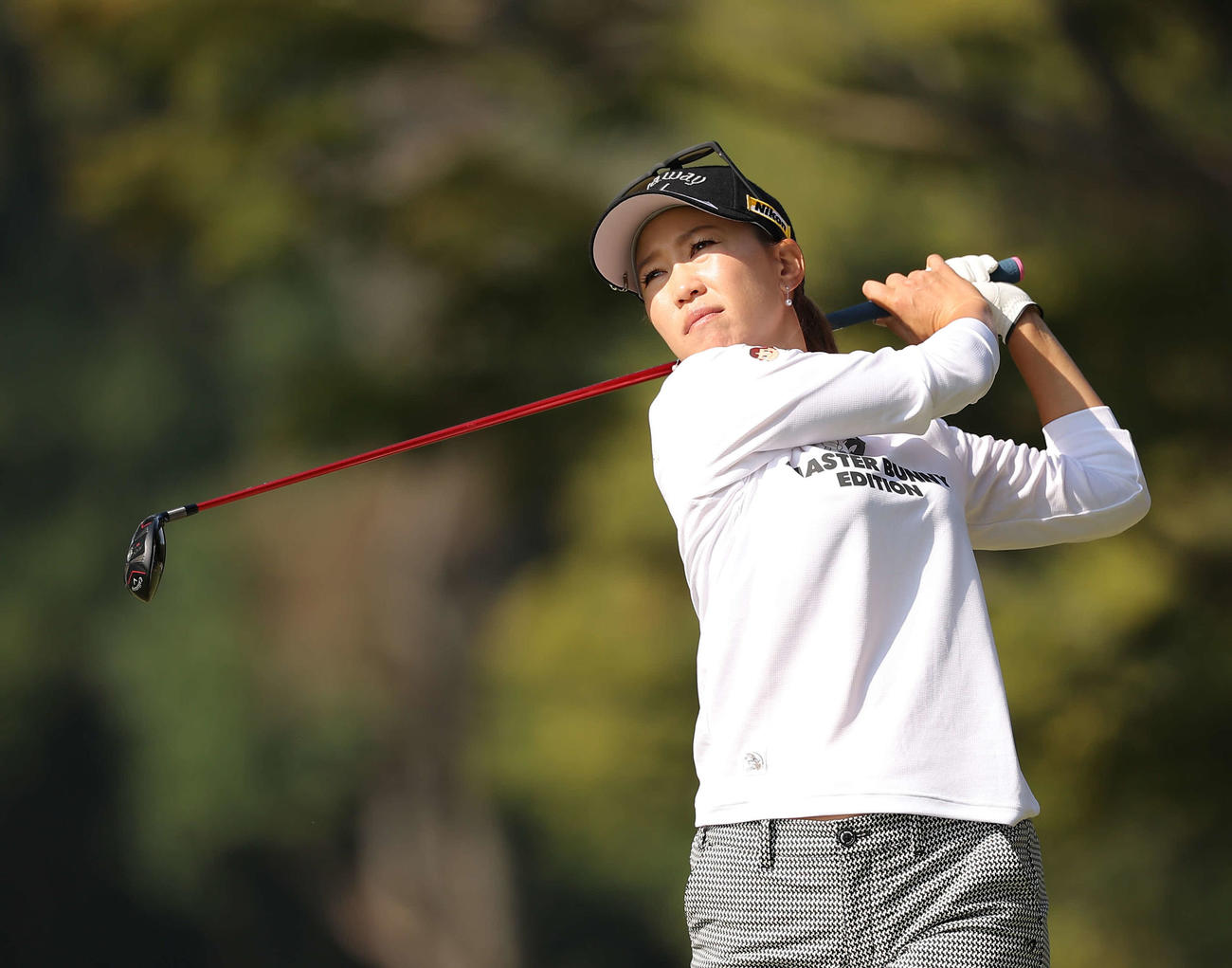 5番、ティーショットを放つ上田桃子（撮影・河田真司）