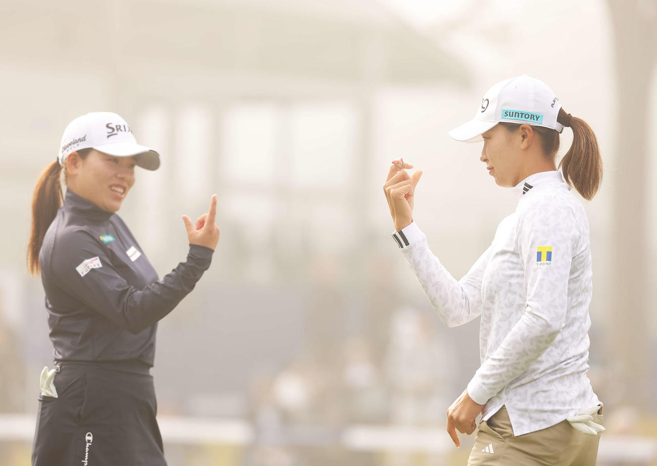 開始前、指輪をはめポーズを決める渋野日向子（右）と勝みなみ（撮影・河田真司）