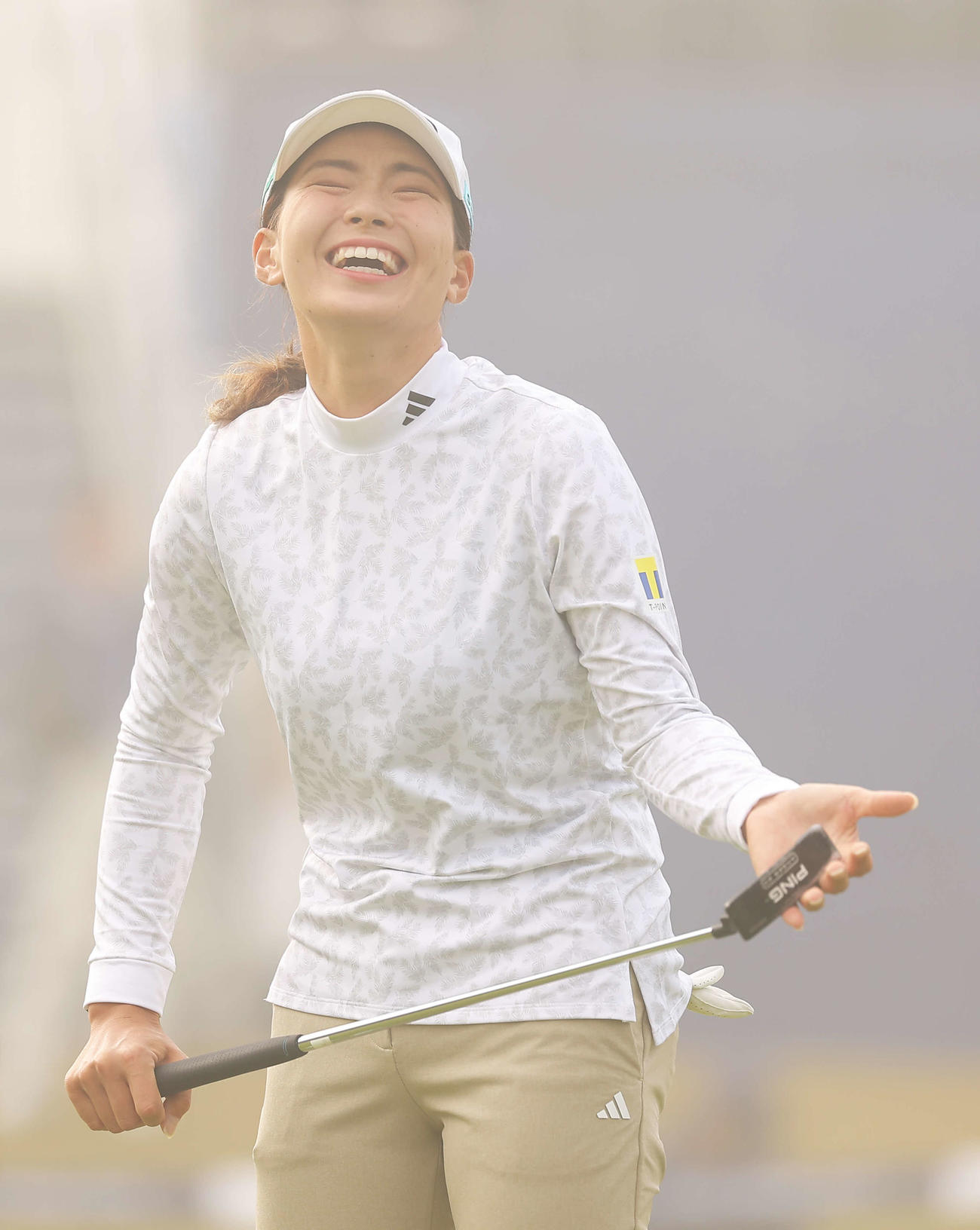 開始前、笑顔を見せる渋野日向子（撮影・河田真司）