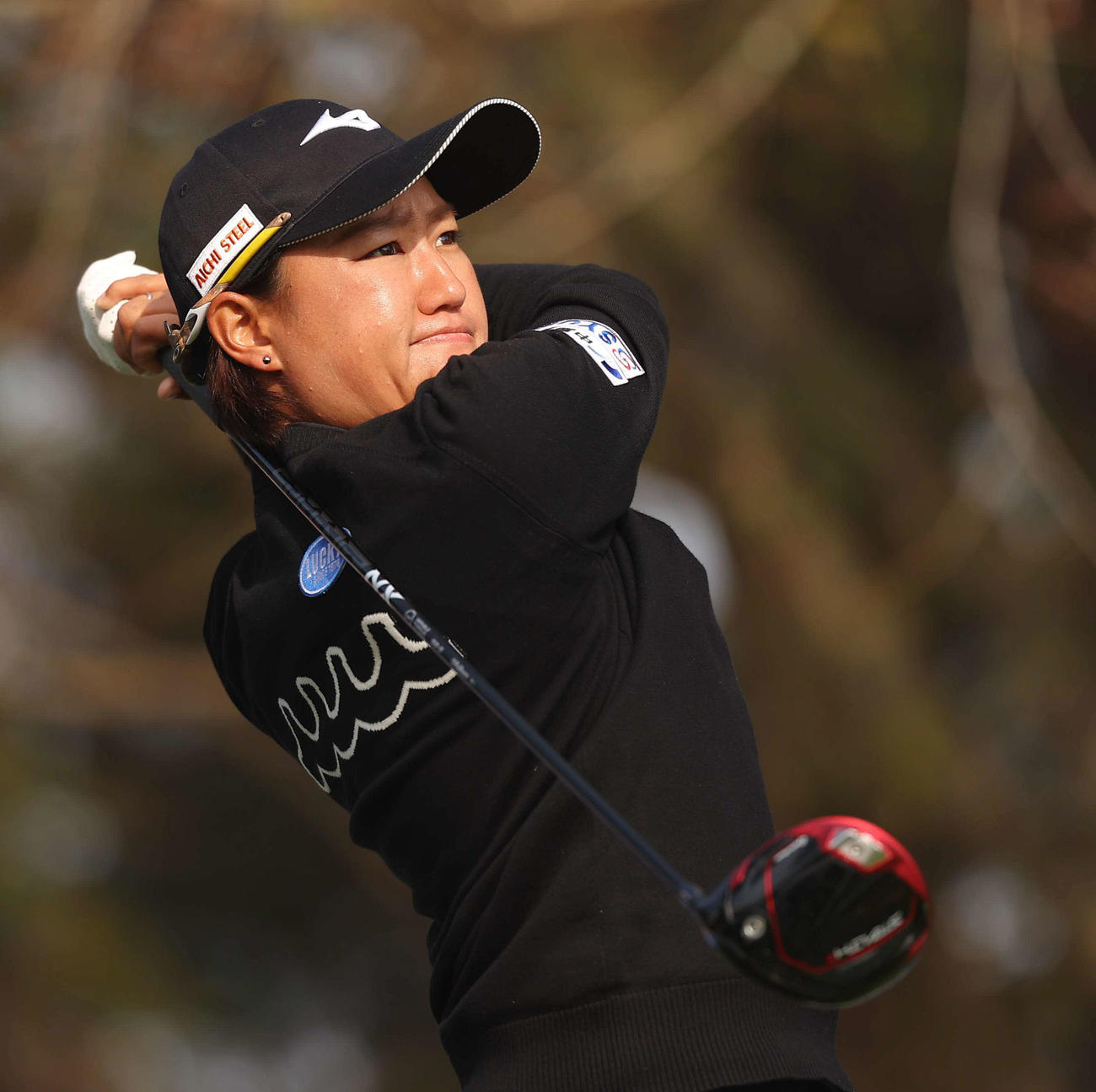 10番、ティーショットを放つ野沢真央（撮影・河田真司）