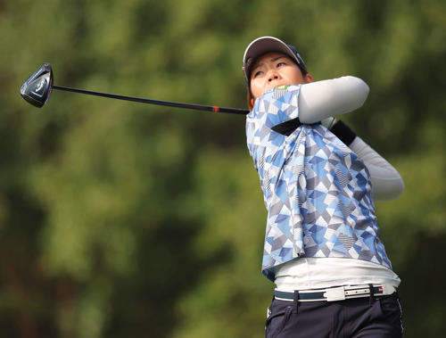 10番、ティーショットを放つ穴井詩(撮影・河田真司)