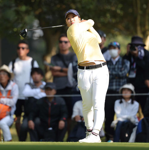 4番、ティーショットを放つ西郷真央(撮影・河田真司)