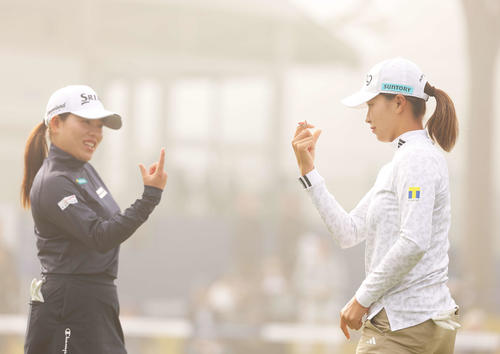 開始前、指輪をはめポーズを決める渋野日向子(右)と勝みなみ(撮影・河田真司)