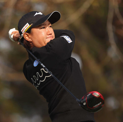 10番、ティーショットを放つ野沢真央(撮影・河田真司)