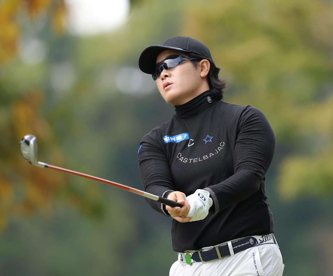 5番、ティーショットを放つ川岸史果（撮影・河田真司）