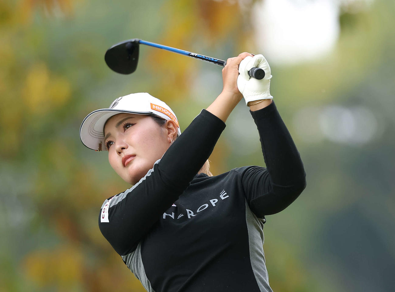 5番、ティーショットを放つ高橋彩華（撮影・河田真司）