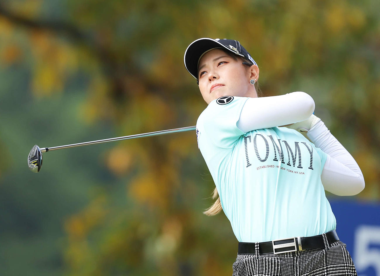 5番、ティーショットを放つ吉田優利（撮影・河田真司）