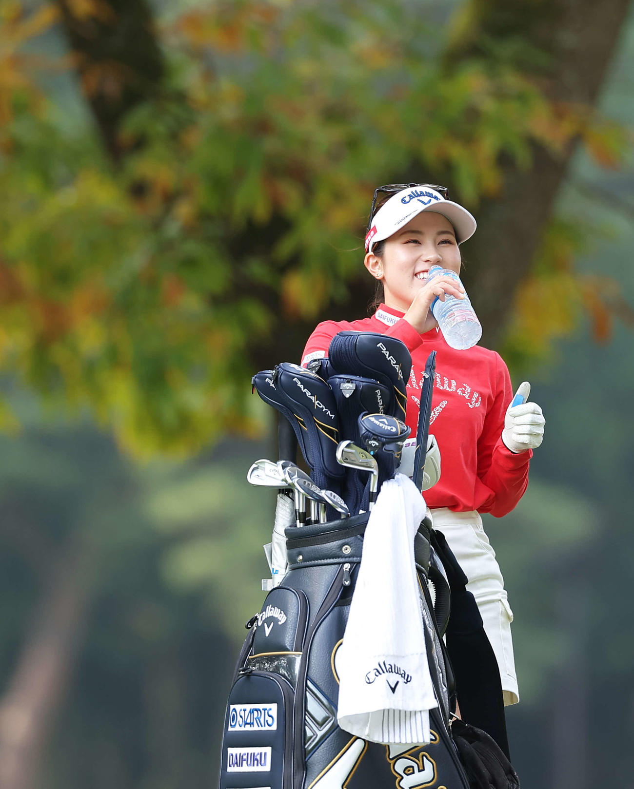 5番、笑顔を見せる西村優菜（撮影・河田真司）