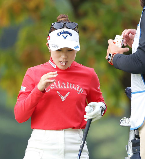 5番、グミを食べる西村優菜（撮影・河田真司）