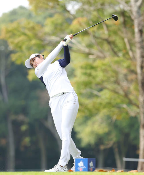 5番、ティーショットを放つ稲見萌寧（撮影・河田真司）