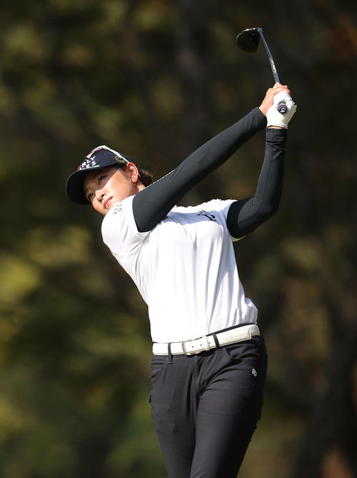 5番、ティーショットを放つ原英莉花（撮影・河田真司）
