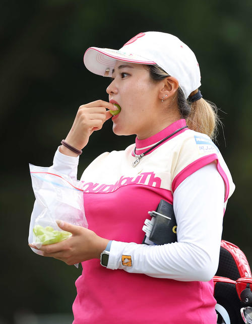 8番、果物を食べる桑木志帆（撮影・河田真司）