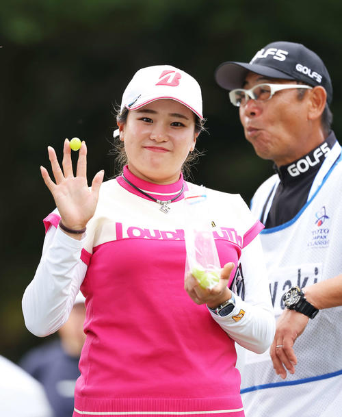 8番、果物を手に笑顔を見せる桑木志帆（撮影・河田真司）