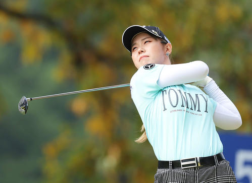 5番、ティーショットを放つ吉田優利（撮影・河田真司）