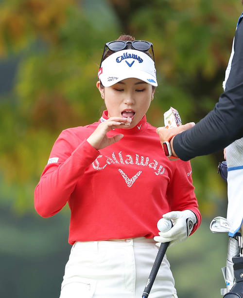 5番、グミを食べる西村優菜（撮影・河田真司）