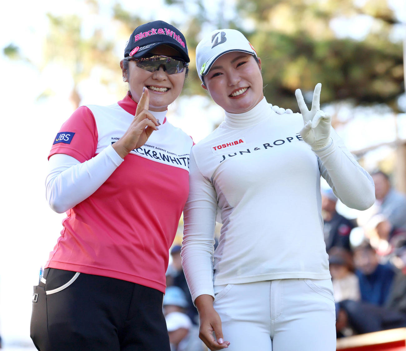 1番、ティーショットを終えピースする藤田さいき（左）と高橋彩華（撮影・上山淳一）