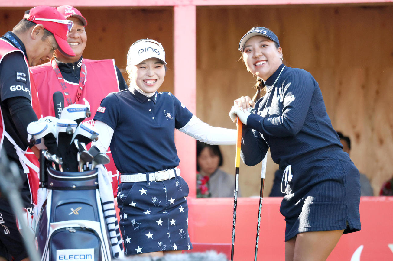 1番、ティーショットを前に笑顔を見せる仁井優花（右）と佐久間朱莉（撮影・上山淳一）