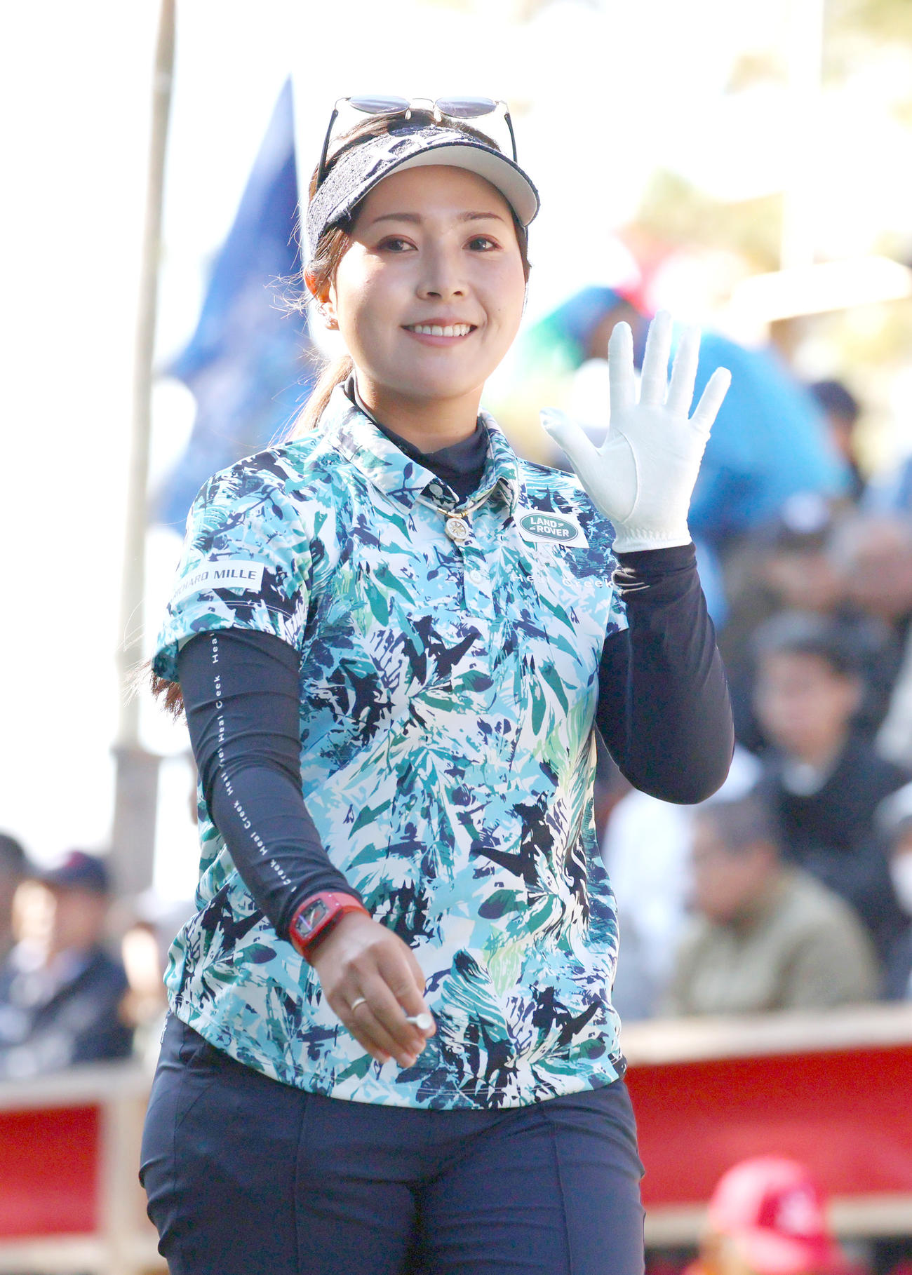 1番、笑顔を見せる青木瀬令奈（撮影・上山淳一）