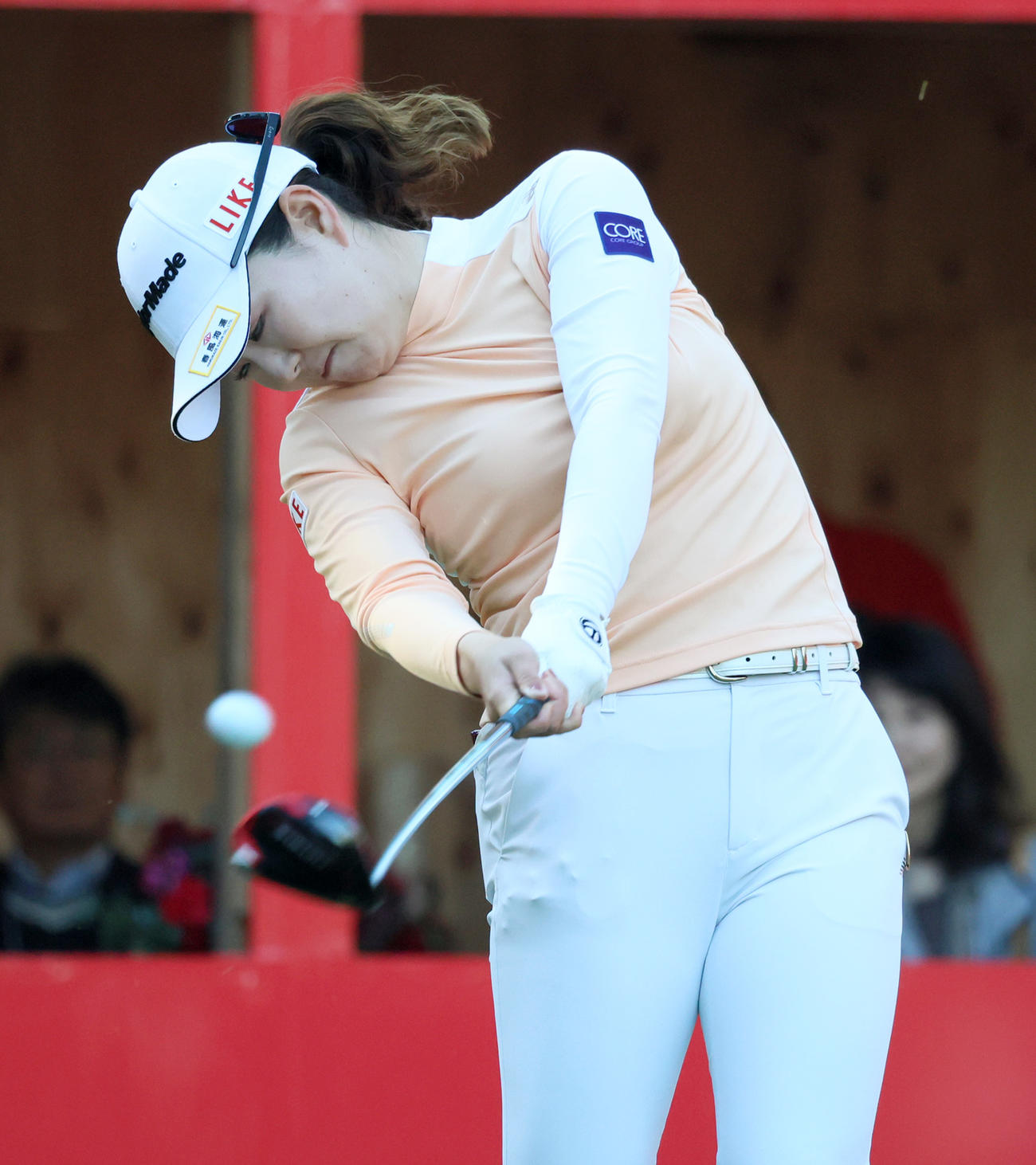 1番、ティーショットを放つ山内日菜子（撮影・上山淳一）