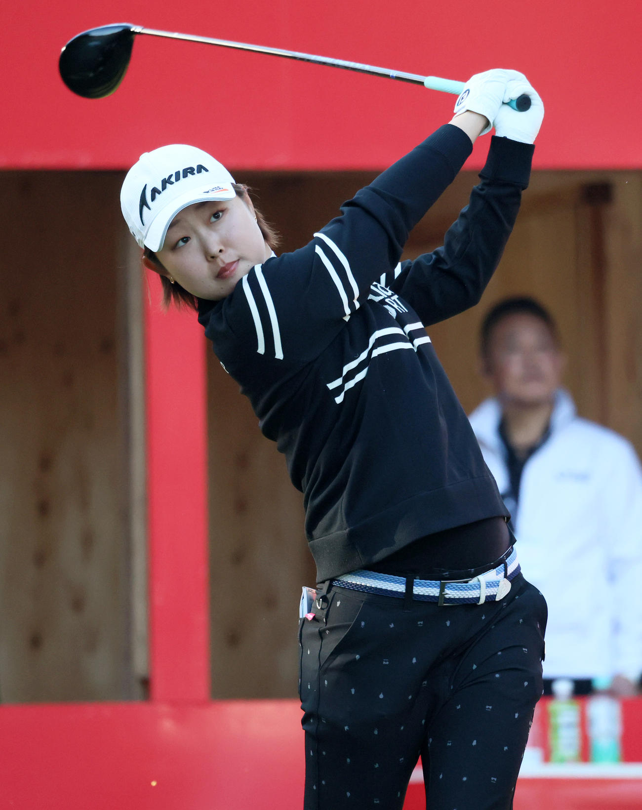 1番、ティーショットを放つ小滝水音（撮影・上山淳一）