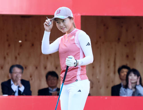 1番、ティーショットを前に笑顔を見せる佐藤心結（撮影・上山淳一）