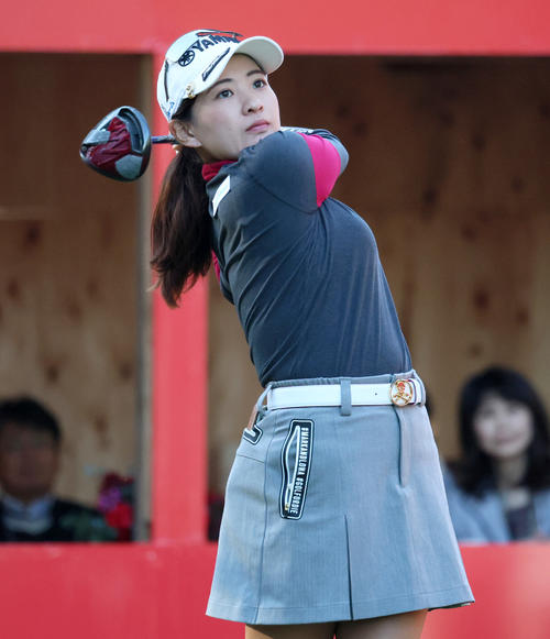 1番、ティーショットを放つ永井花奈（撮影・上山淳一）