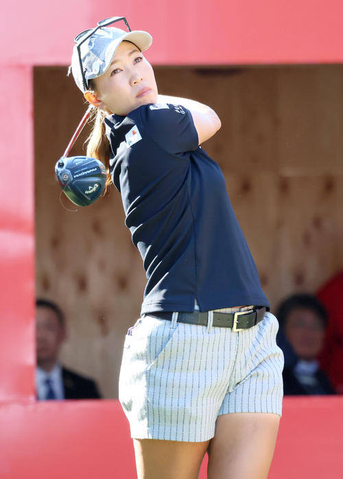 1番、ティーショットを放つ上田桃子（撮影・上山淳一）