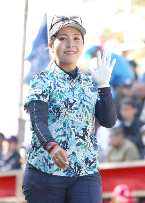 1番、笑顔を見せる青木瀬令奈（撮影・上山淳一）