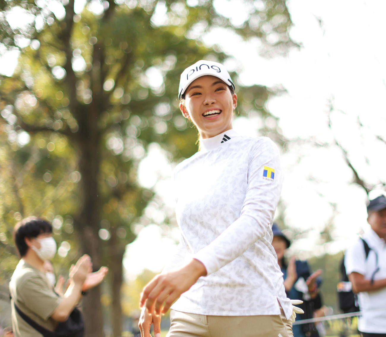 第3日をホールアウトし、笑顔で移動する渋野（撮影・河田真司）