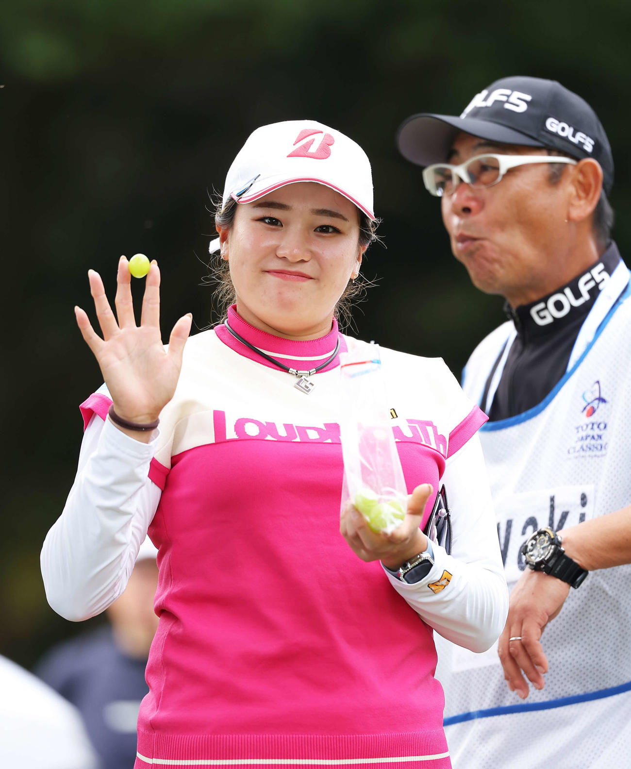 8番、果物を手に笑顔を見せる桑木（撮影・河田真司）