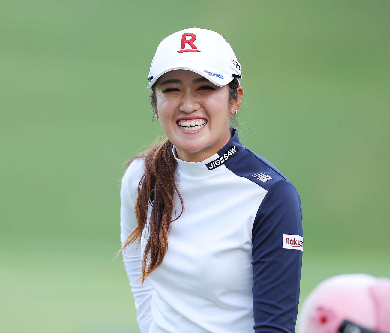 17番、イーグルを決め笑顔を見せる稲見（撮影・河田真司）