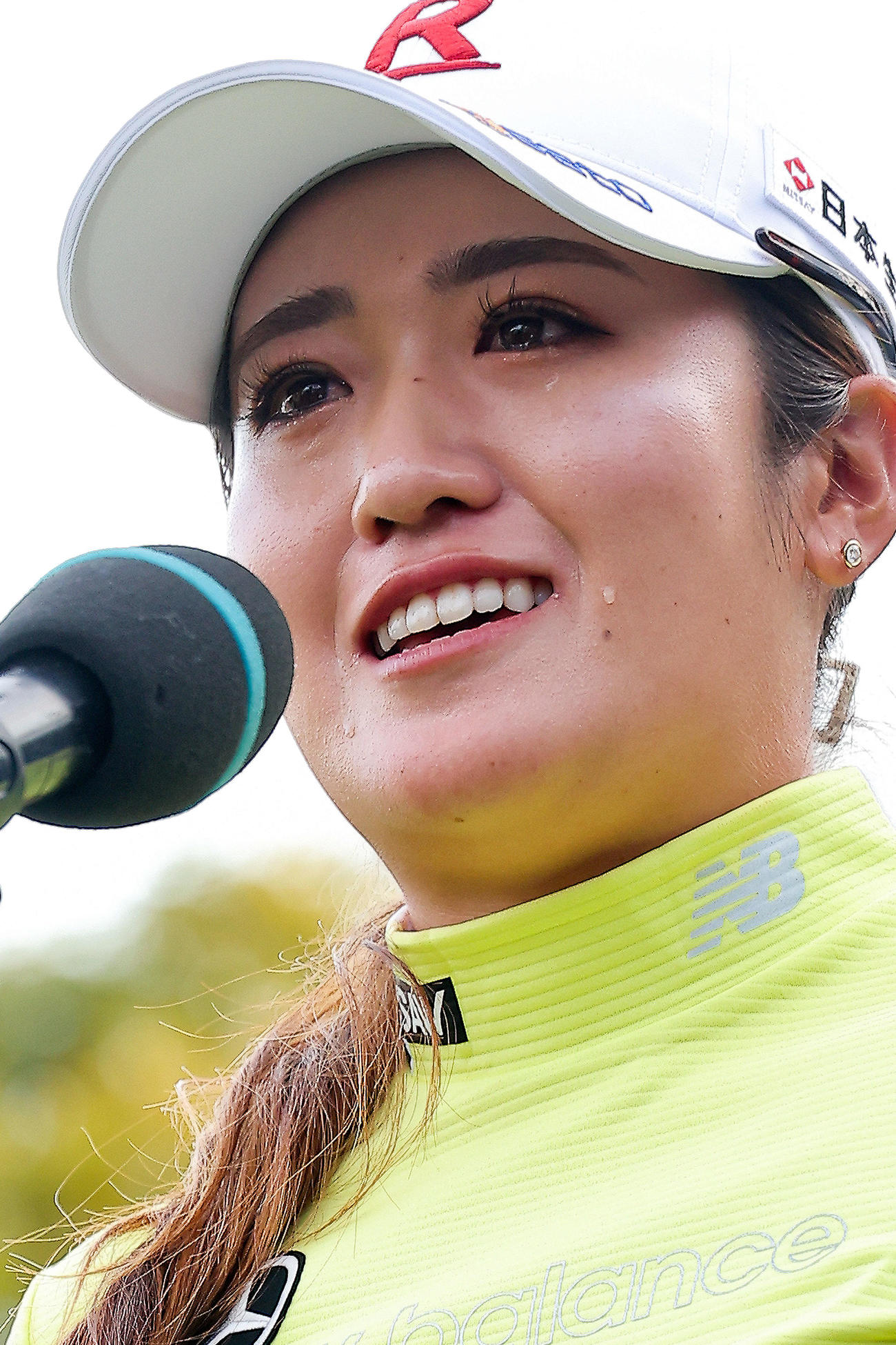 優勝インタビューで涙を流す稲見（撮影・河田真司）