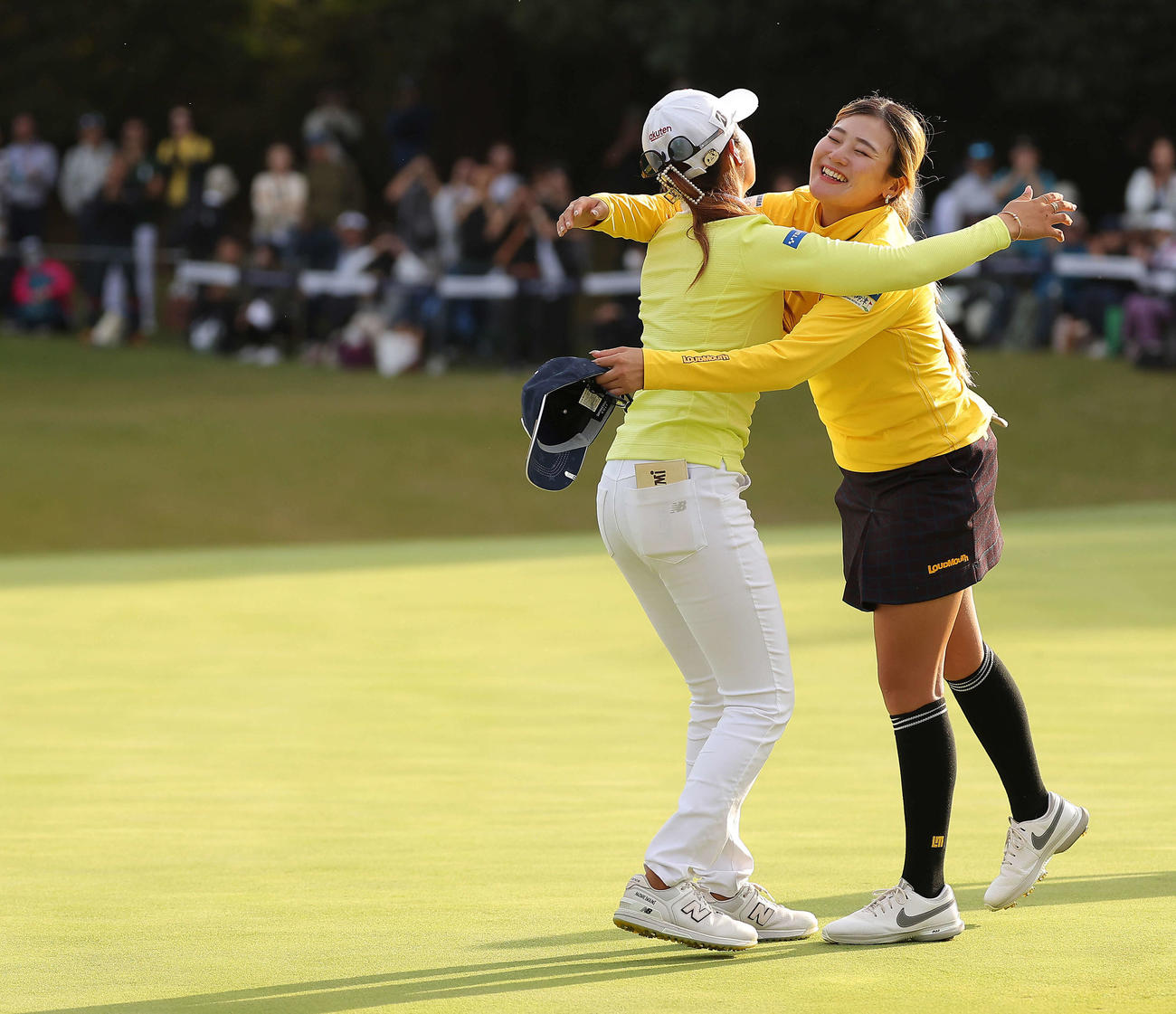 優勝を決めた稲見（左）と健闘をたたえ合う桑木（撮影・河田真司）