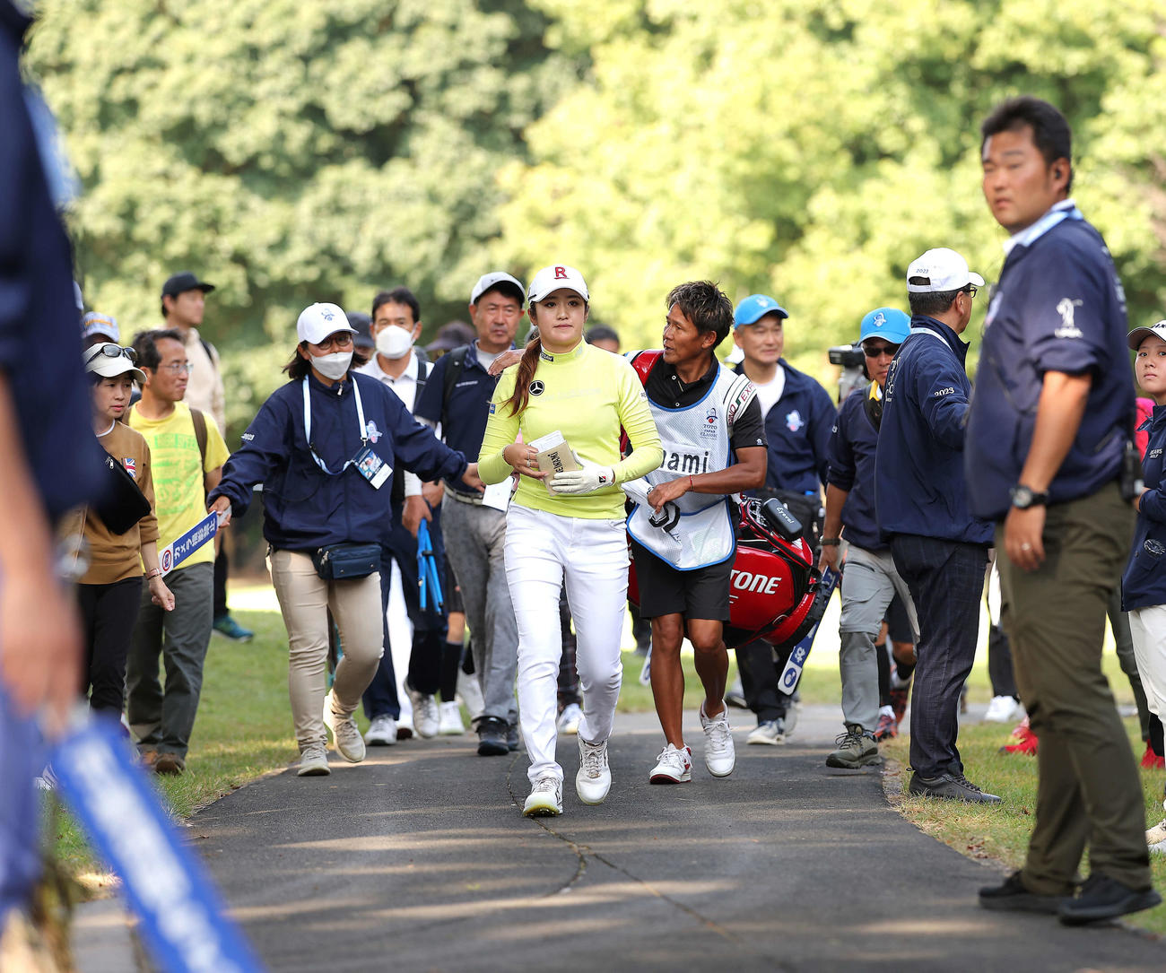 8番ティーグラウンドに笑顔で移動する稲見（撮影・河田真司）