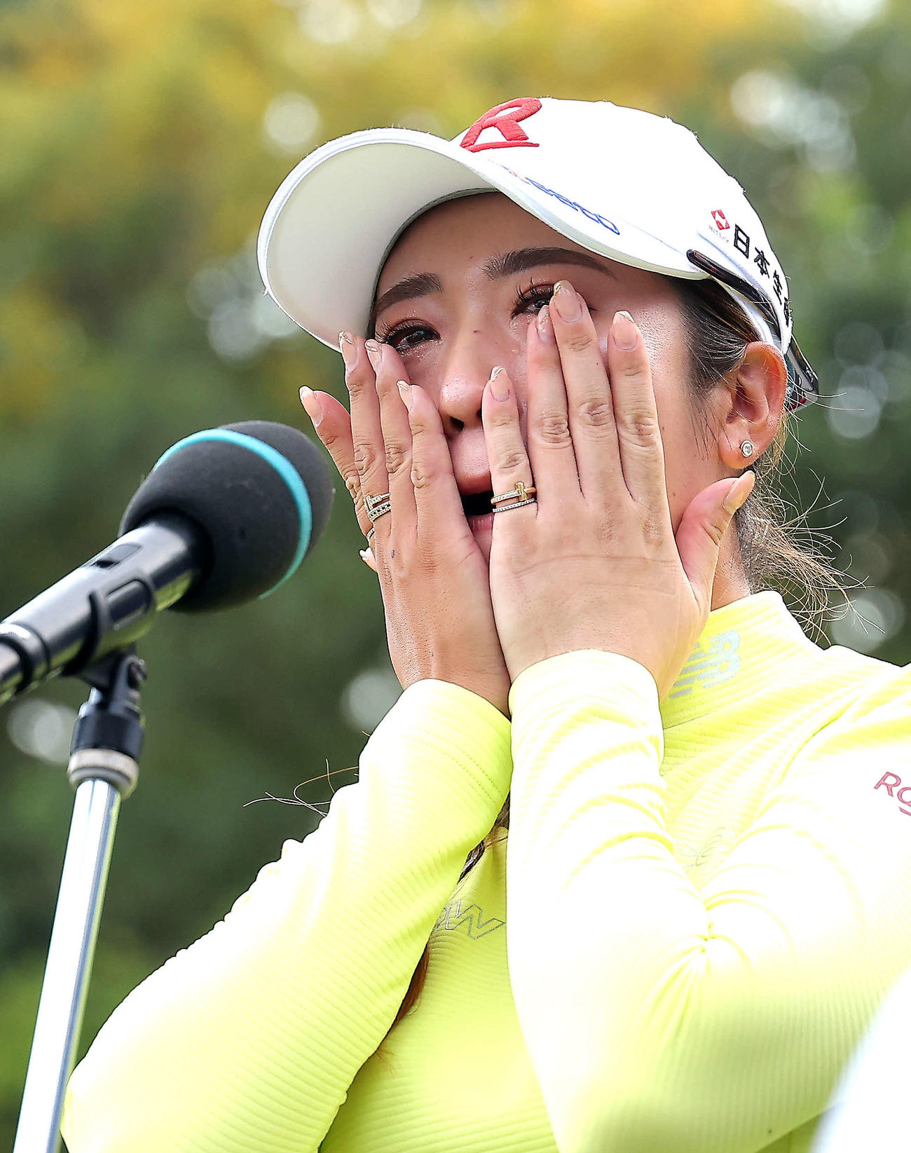 優勝インタビューで目に涙を浮かべる稲見（撮影・河田真司）