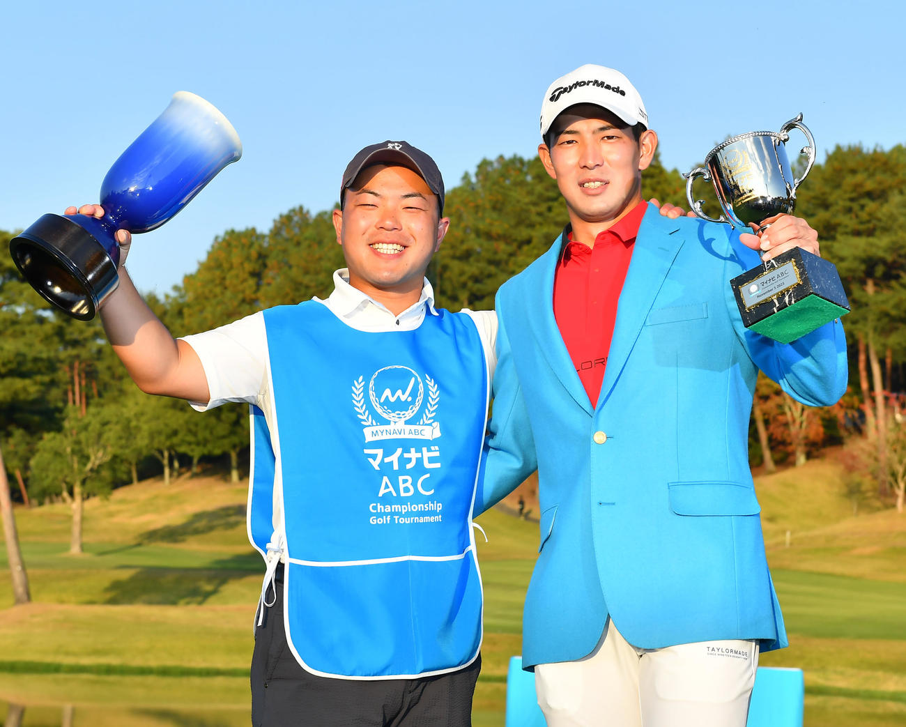 優勝した中島（右）は池田キャディーと記念撮影（撮影・清水貴仁）