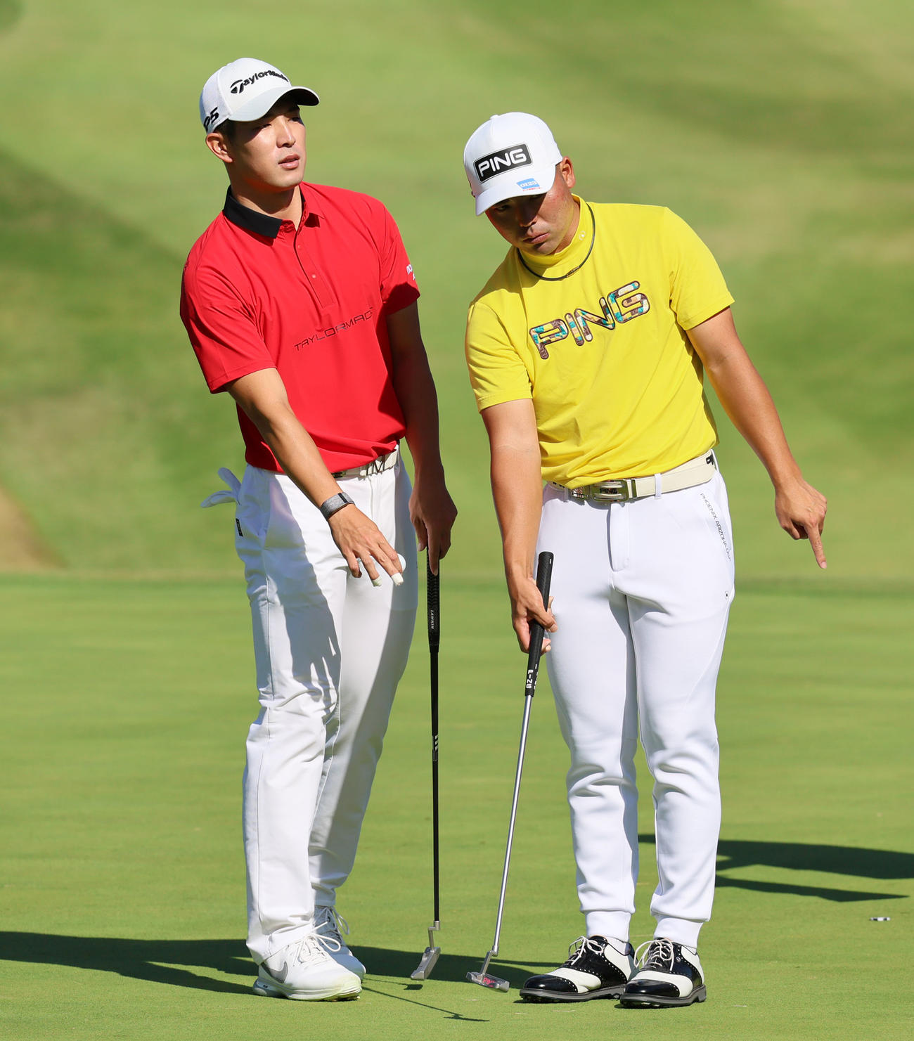 1番、中島（左）のグリーン上のボールにほかの選手の打ったボールが当たり、元の位置に戻そうとギュラリーに確認する。右は蝉川（撮影・清水貴仁）