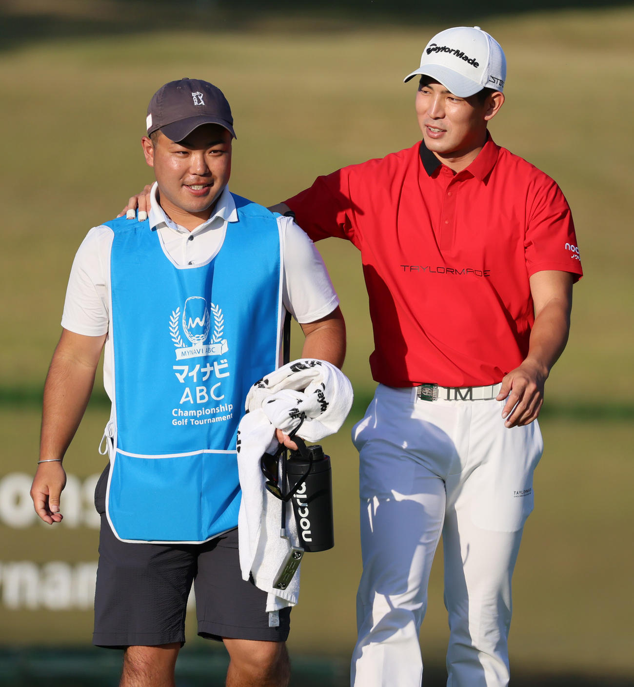 通算24アンダーで優勝し池田キャディー（左）と笑顔を見せ合う中島（撮影・清水貴仁）