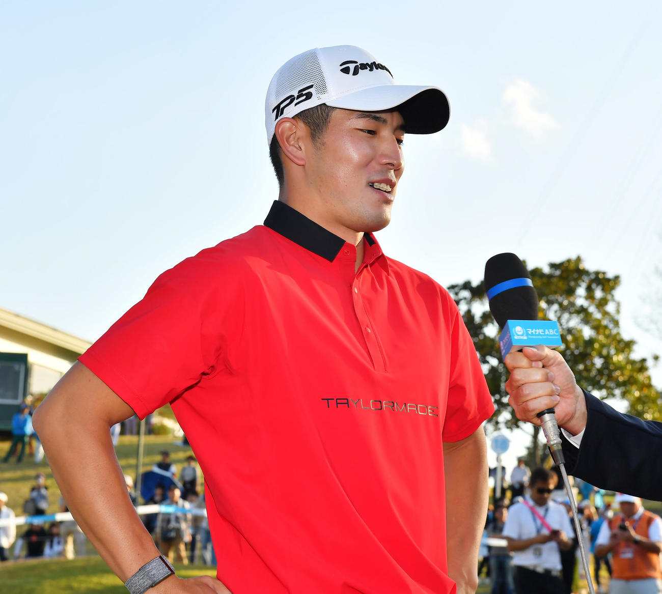 赤いシャツを勝負服に最終日に臨み、見事に優勝した中島（撮影・清水貴仁）