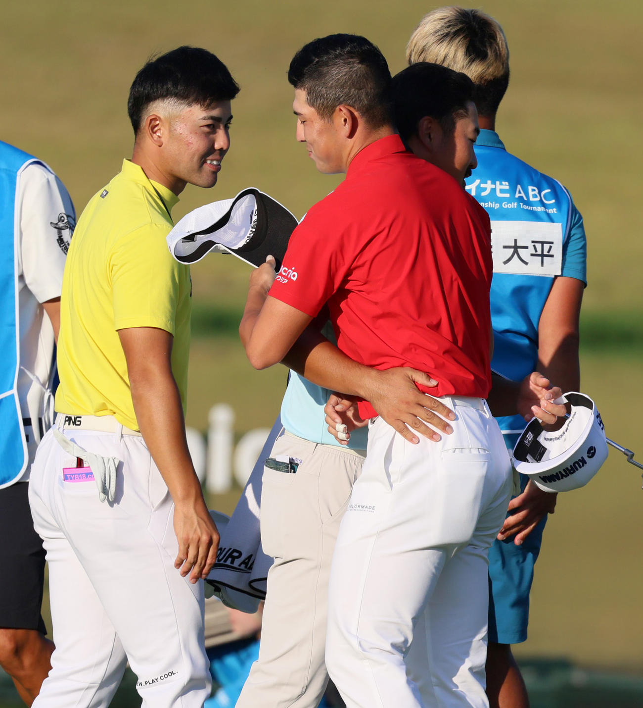 18番、通算24アンダーで優勝した中島（右手前）と3位タイだった蝉川（左）（撮影・清水貴仁）