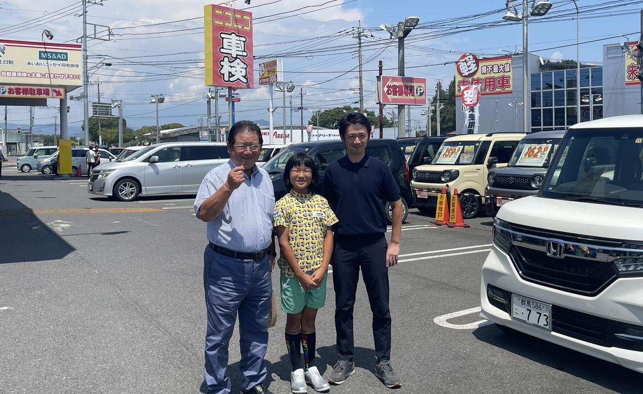 太陽自動車とも所属契約を結んだ「天才ゴルフ少女」須藤弥勒（中央）。左から太陽自動車の松岡繁男会長、須藤、松岡視己洋社長（本人提供）