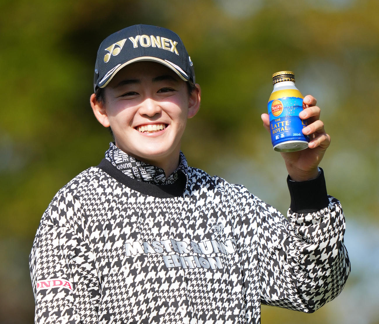 プロアマに出場し、紅茶を手にラウンドする岩井明愛（撮影・菅敏）