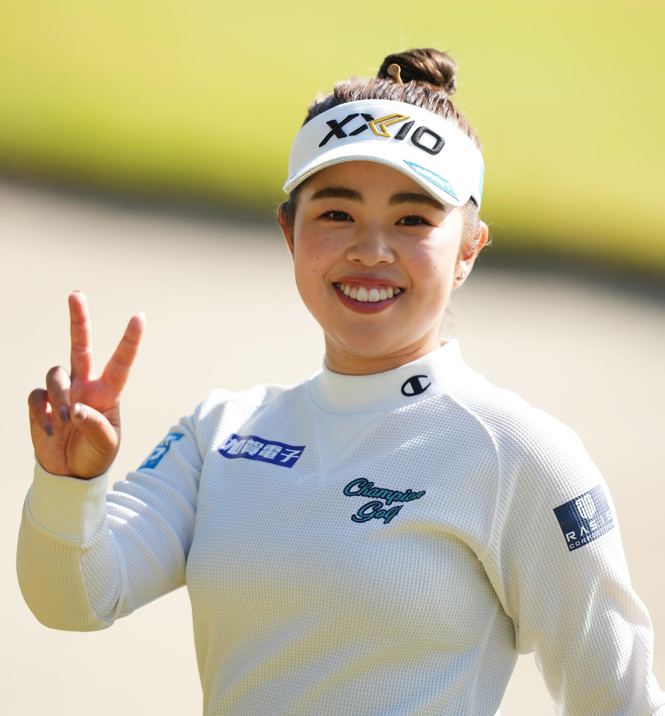 プロアマに出場し、笑顔でラウンドする山下美夢有（撮影・菅敏）