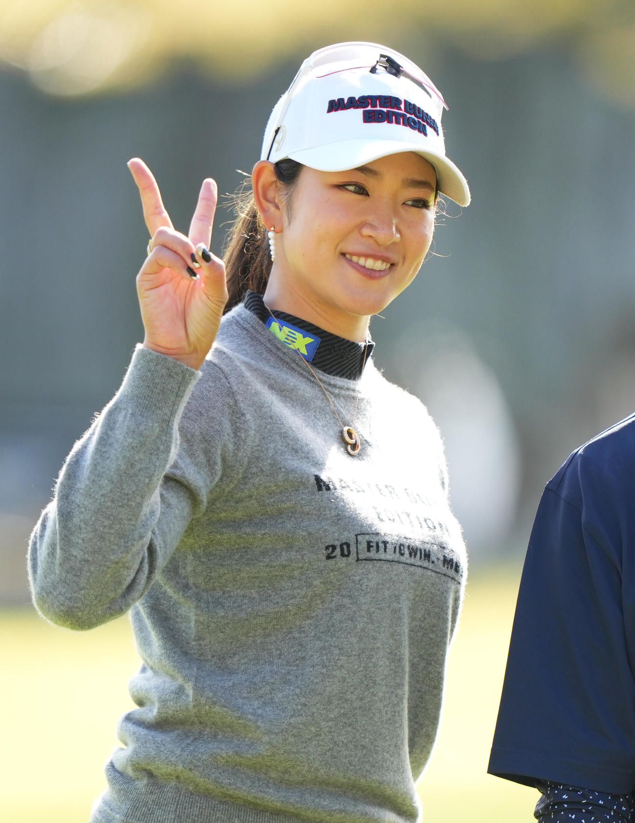 プロアマに出場し、関係者と記念写真に納まる原英莉花（撮影・菅敏）
