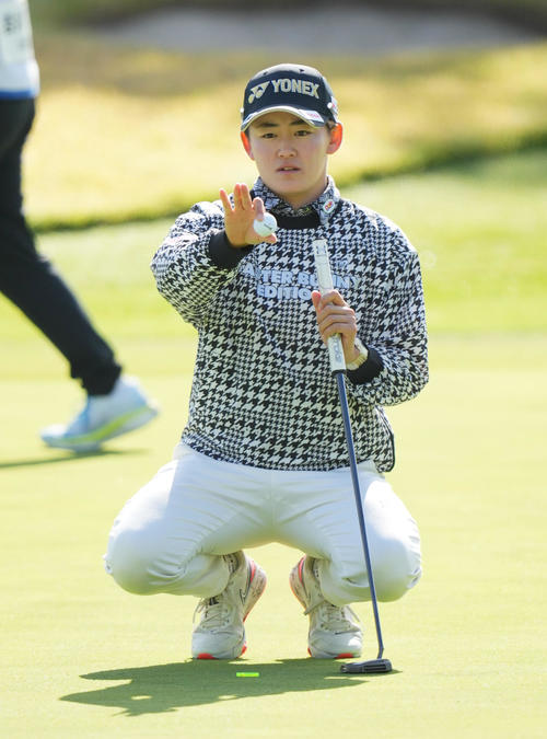 プロアマに出場し、ラインを読む岩井明愛（撮影・菅敏）